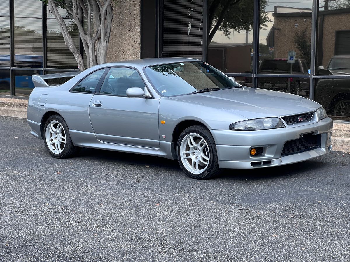 NISSAN　GT-R (R34) NISSAN SKYLINE GT-R R34 V-SPEC RHD ACTIVE RED 1/64 DIECAST