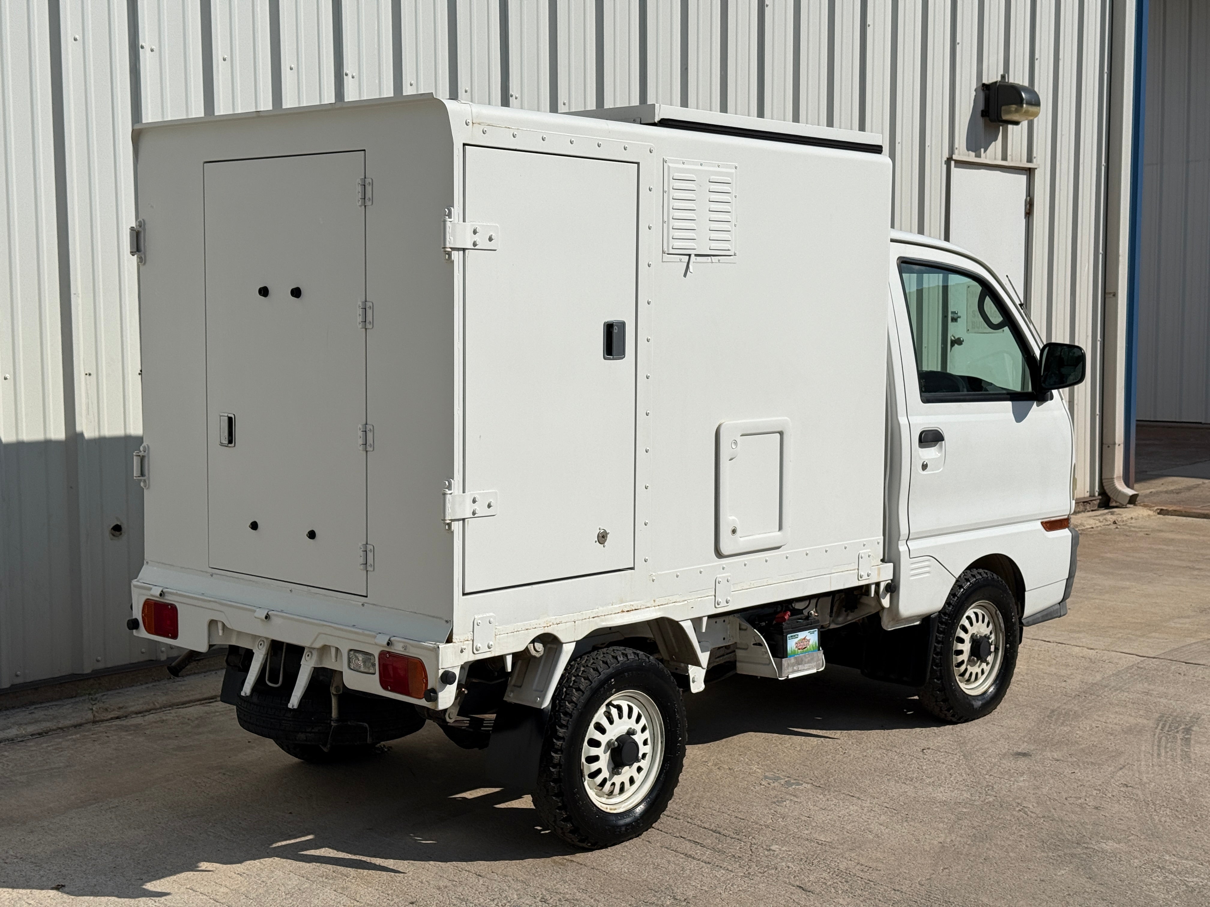 1999 Mitsubishi Minicab 4x4 Relief Truck Stk#13297