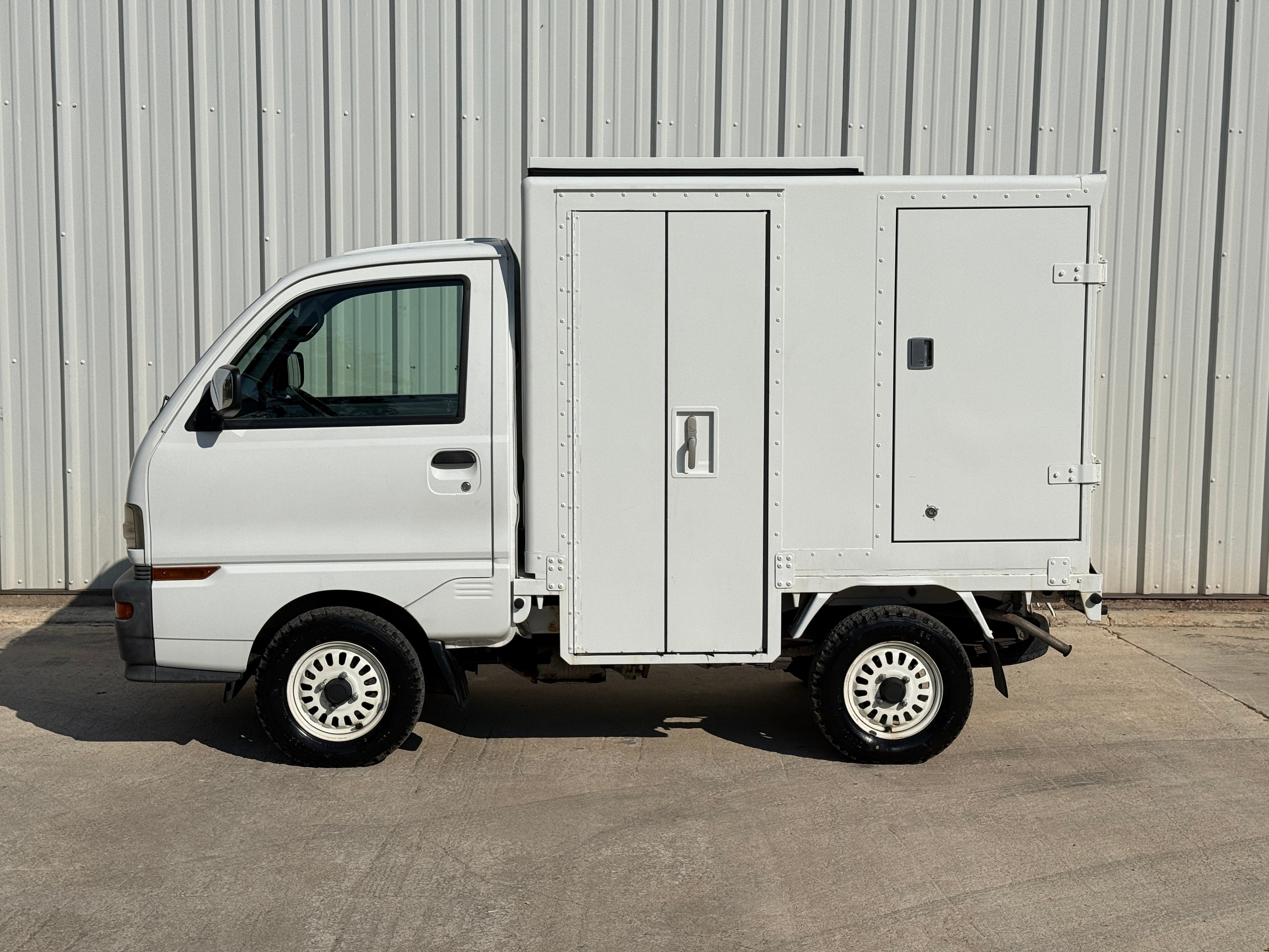 1999 Mitsubishi Minicab 4x4 Relief Truck Stk#13297